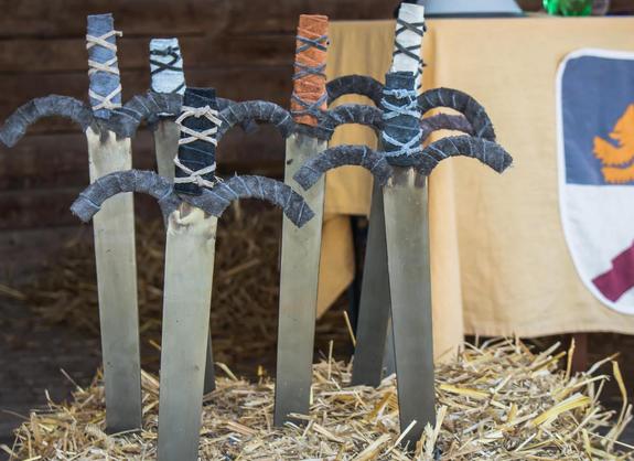 Handgefertigte Schwerter, die in einem Strohballen stecken