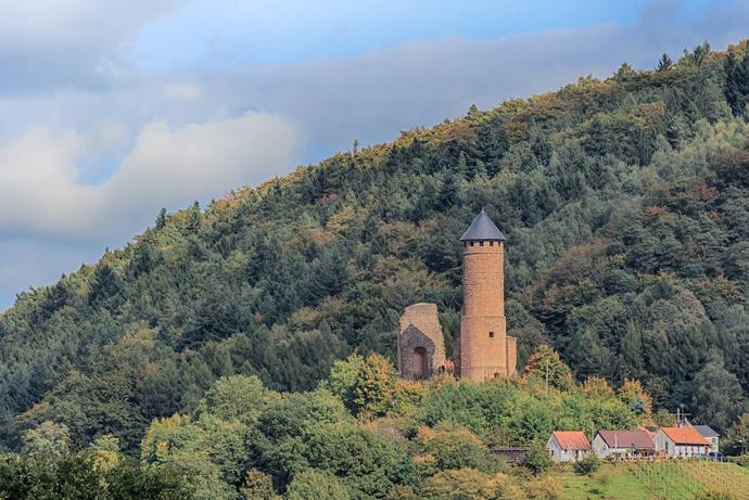 Kirkeler Burg mit Wald im Hintergrund
