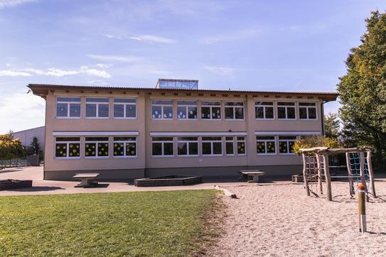 Rückansicht Grundschule Limbach mit Spielplatz im Vordergrund