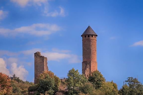 Burg Kirkel, Gesamtansicht bei blauem Himmel