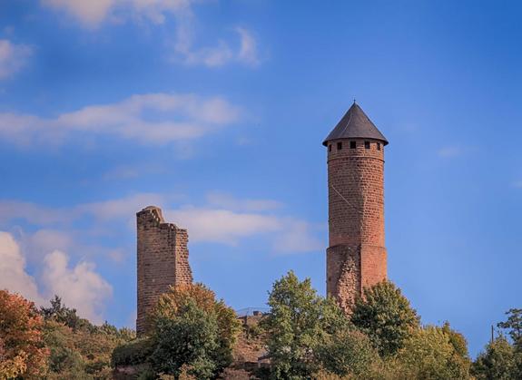 Burg Kirkel, Gesamtansicht bei blauem Himmel