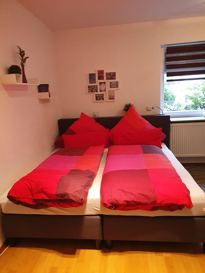 Das Schlafzimmer der Ferienwohnung „am Geisse Felsje“ mit einem Doppelbett