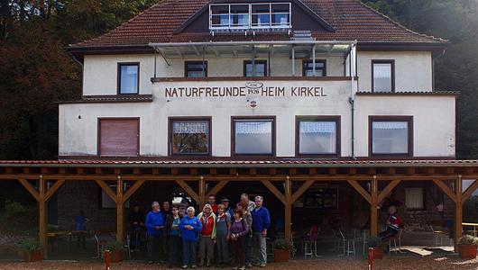 Wandergruppe vorm Naturfreundeheim in Kirkel