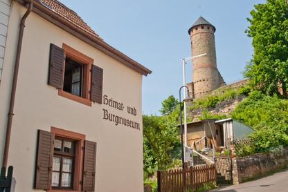 Blick auf Burgturm mit Heimatmuseum im Vordergrund