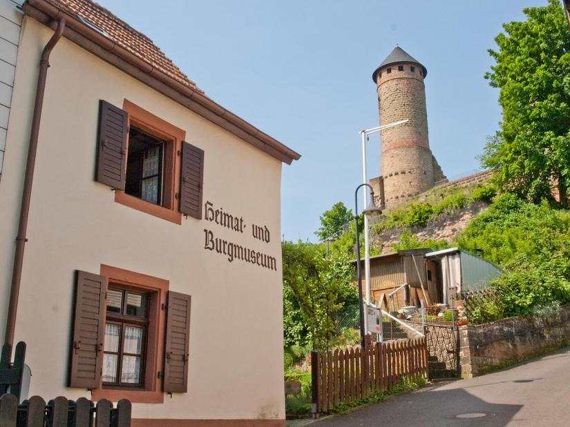 Blick vorbei am Heimat- und Burgmuseum auf die auf einem Hügel oberhalb liegende Kirkeler Burg