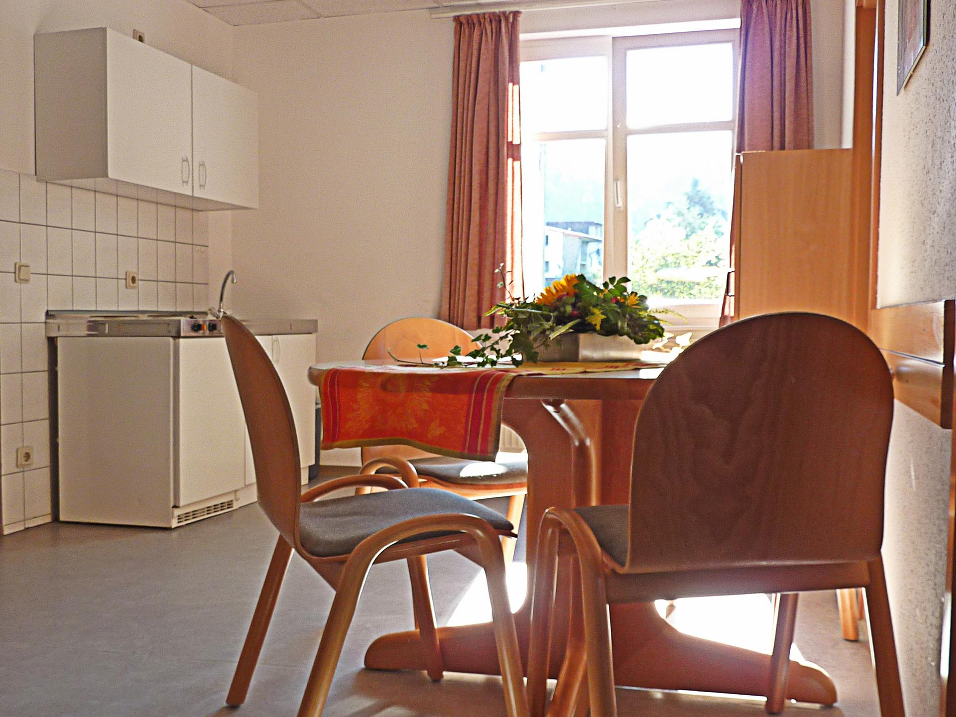 Küchenzeile mit Essecke im Apartment des Familienlandheims