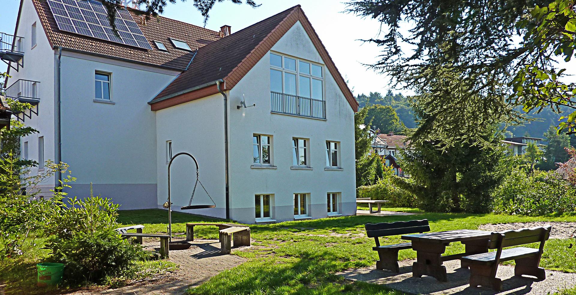 Gartenansicht Familienlandheim mit Grillplatz und Sitzbank