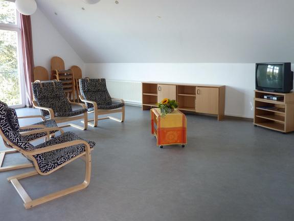 Gemeinschaftsraum Familienlandheim mit Stühlen und Fernseher