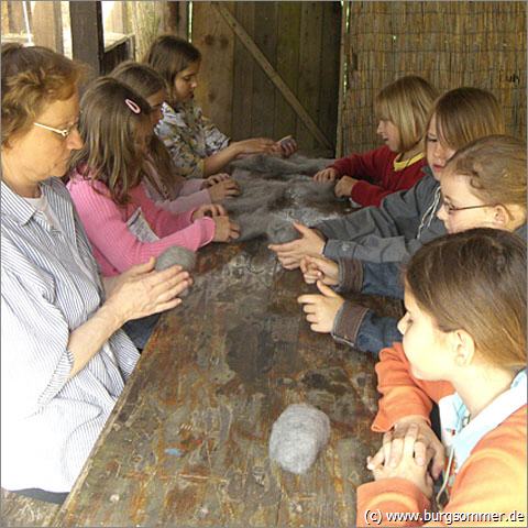 Kinder in der Filzerei beim Kirkeler Burgsommer