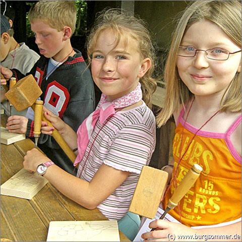 Kinder in der Holzwerkstatt beim Kirkeler Burgsommer