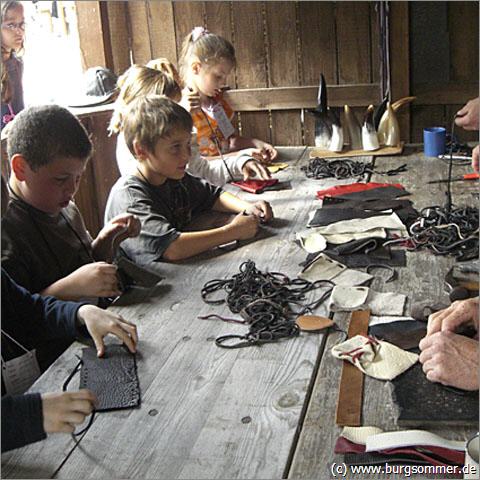 Kinder in der Lederei beim Kirkeler Burgsommer