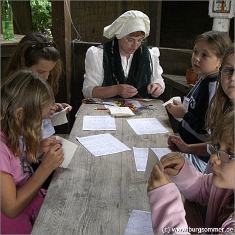 Kinder in der Näherei beim Kirkeler Burgsommer