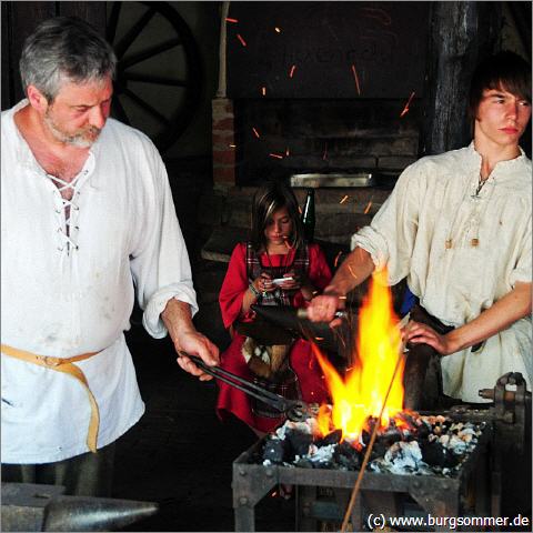 Feuer in der Schmiede beim Kirkeler Burgsommer