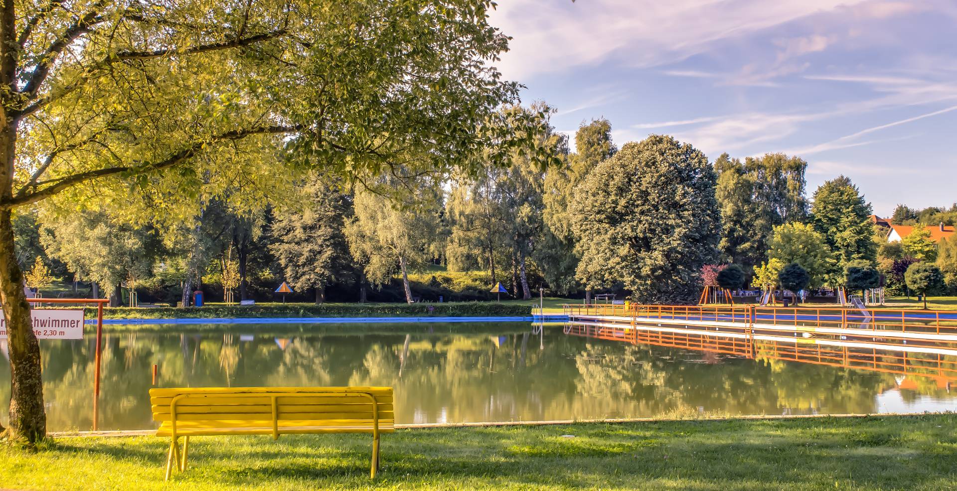 Bank mit Blick auf das Naturfreibad Kirkel-Neuhäusel