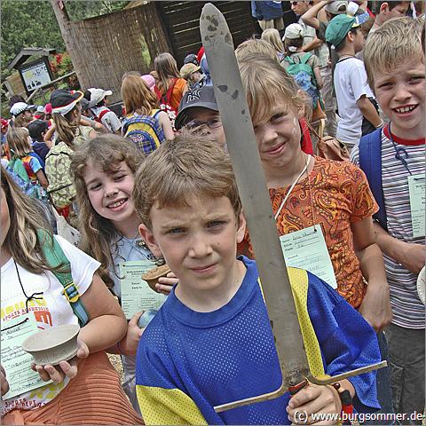 Kinder mit Klassenschwert beim Kirkeler Burgsommer für Schulklassen