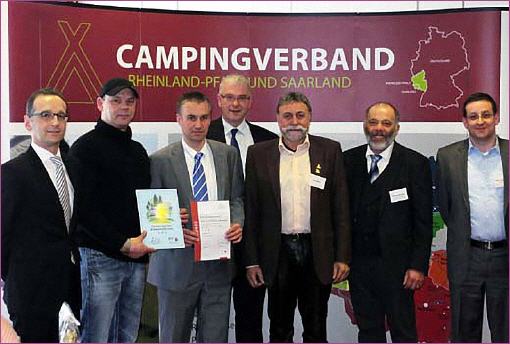 Der Bürgermeister mit M. Neumann, Betreiber Caravanplatz "Mühlenweiher", bei Heiko Maas, Zertifizierung