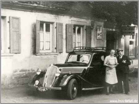 Foto Front Gasthaus "Herzog-Lottchen" mit Oldtimer und zwei Personen