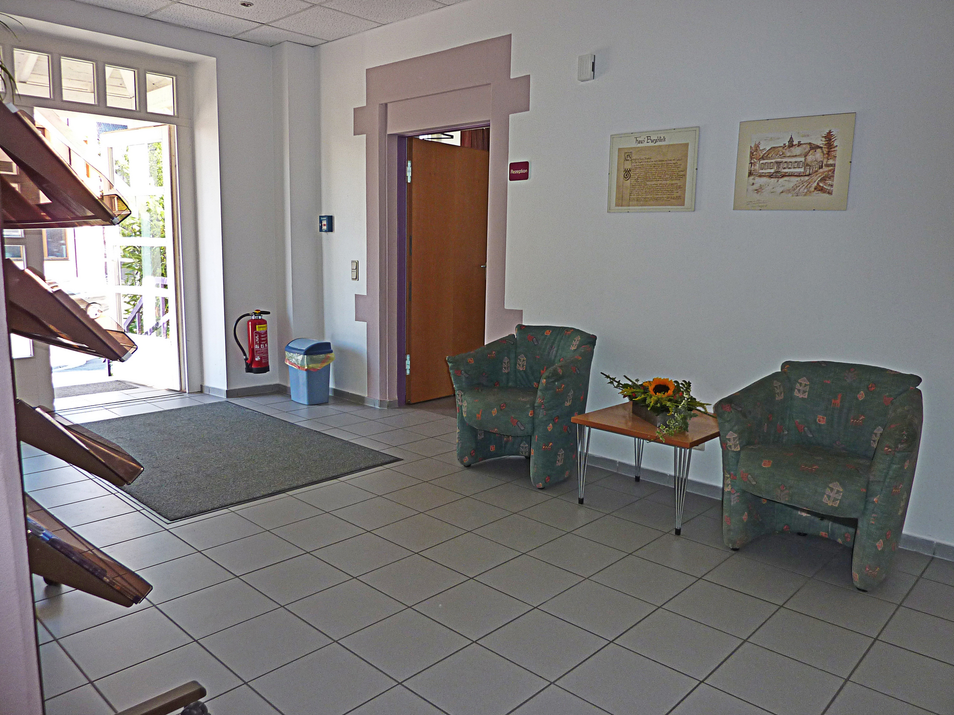 Eingangsbereich linke Seite Familienlandheim mit zwei Sesseln
